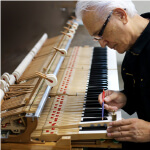 専任スタッフが修理・調律をするイメージ