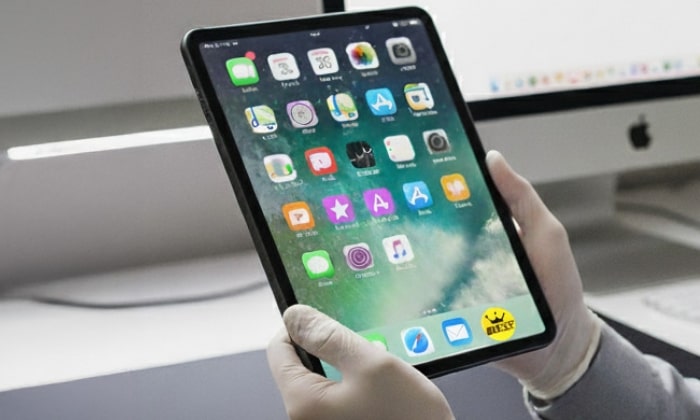 iPad製品を査定する人の画像