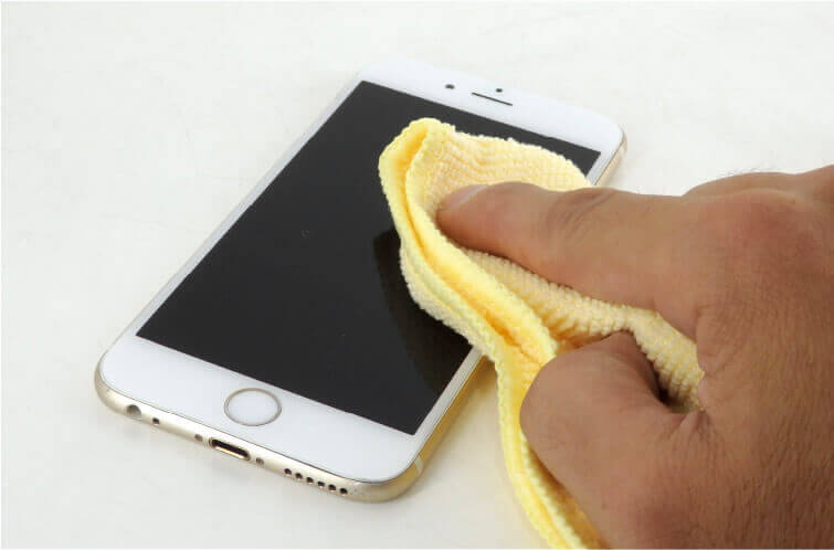 スマホの画面を布で拭いている様子
