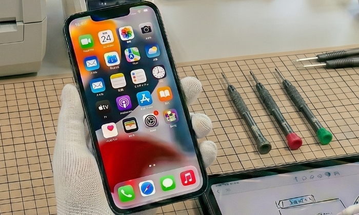iPhoneを査定する人の画像