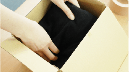 商品を箱に入れるイメージ